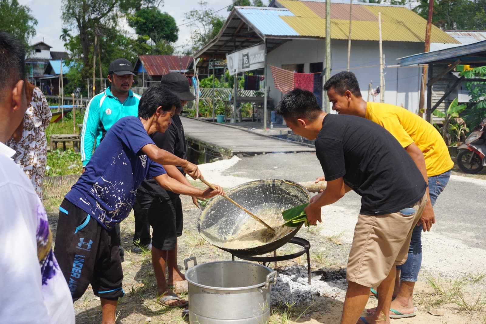 Cerita Hari Ke-13: Bubur Asyura, Upacara, dan Kebersamaan yang Menghangatkan